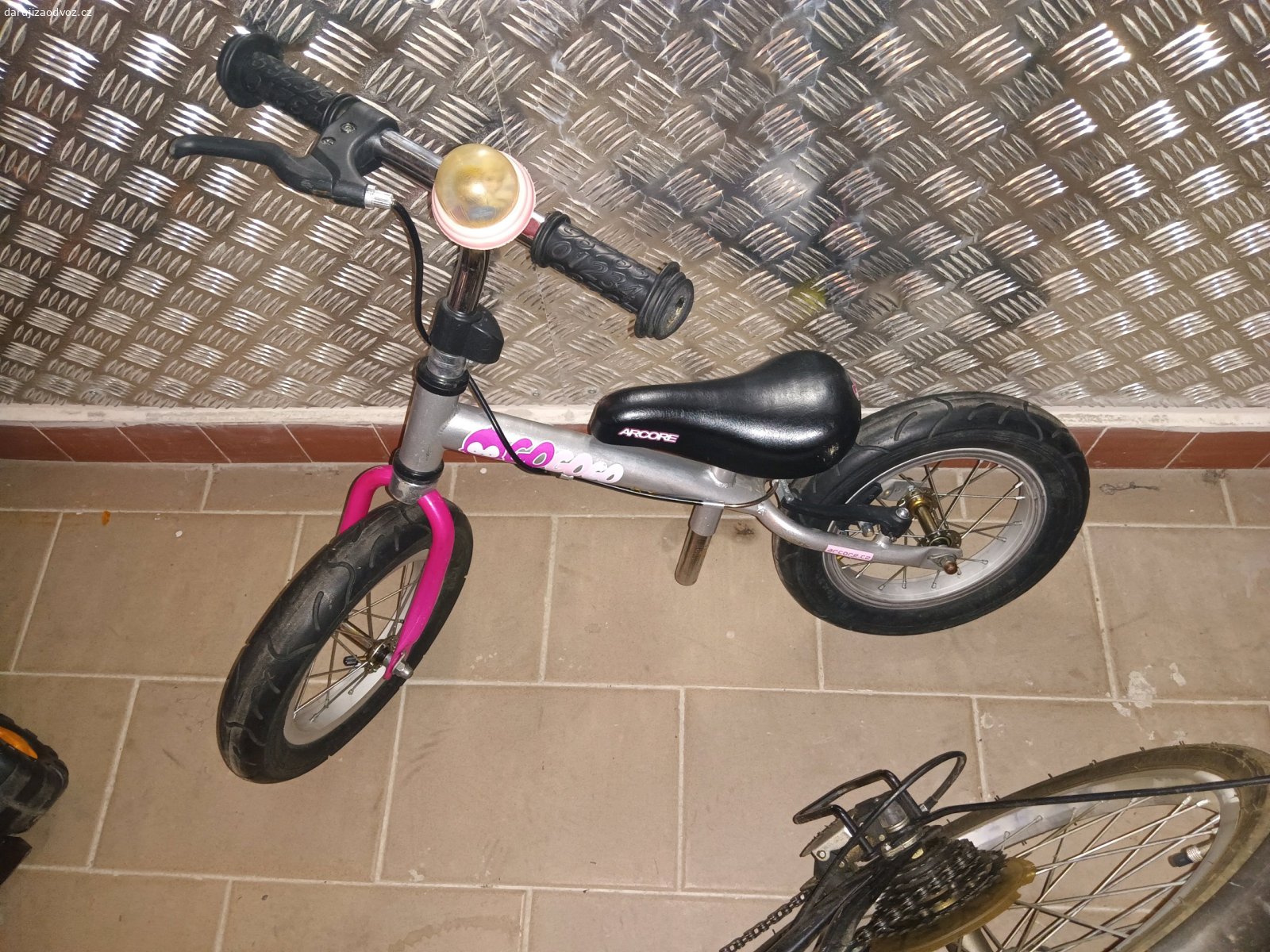 Daruji za odvoz dětské odrážedlo. Daruji za odvoz dětské odrážedlo Junior + náhradní díly
Daruji za odvoz dětské odrážedlo Junior. Je používané, nese běžné známky opotřebení, ale ještě může posloužit nebo na náhradní díly.
Přidám i druhé růžové odrážedlo na náhradní díly (viz foto).
Vyzvednutí: Praha 9, Vašátkova 23.