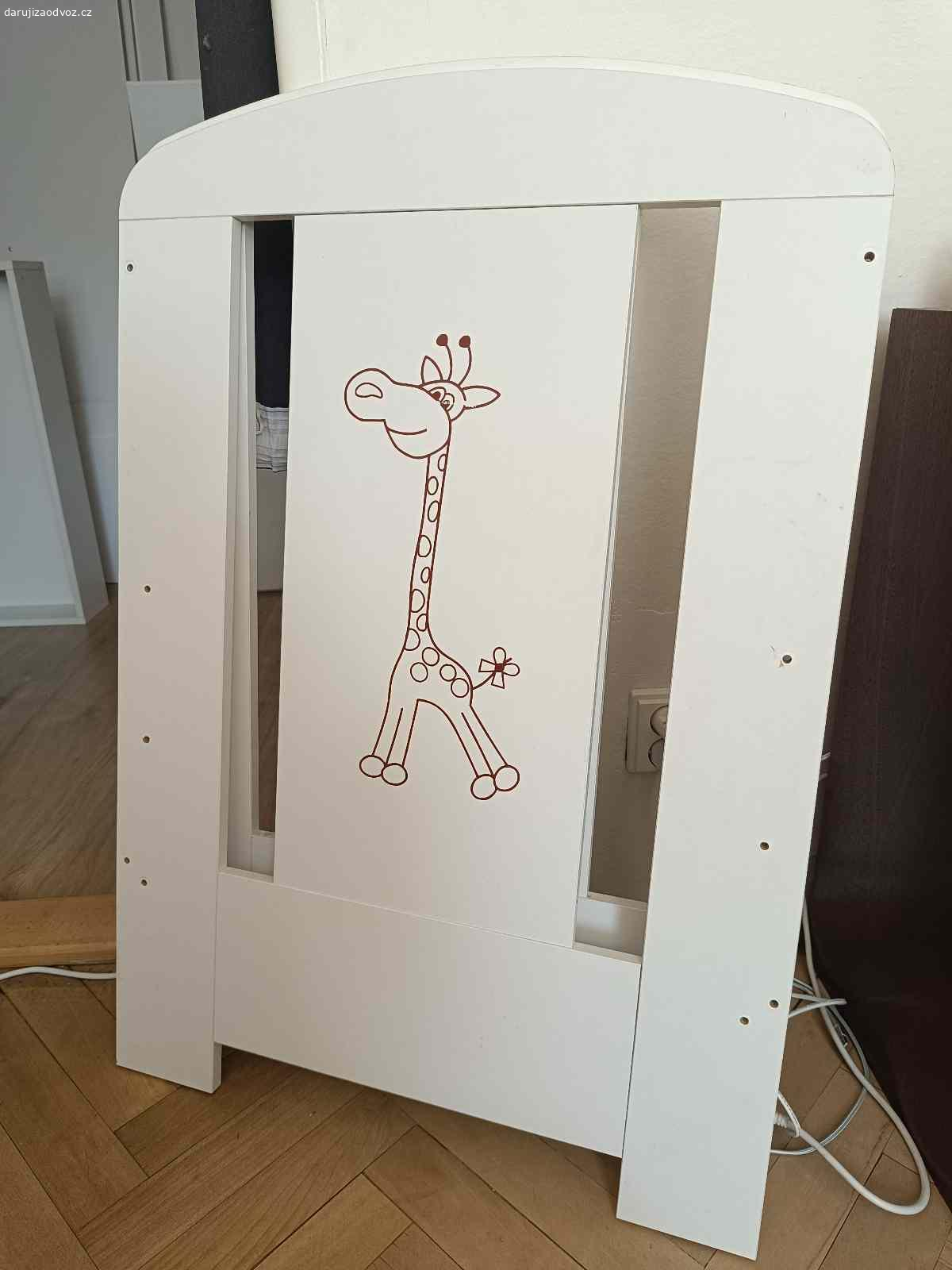 Daruji za odvoz dětskou postýlku včetně matrace.... Daruji za odvoz dětskou postýlku včetně matrace... chybí šrouby a zámky, jinak top stav. Pod postýlku i šuplík. Matrace 120x60cm.