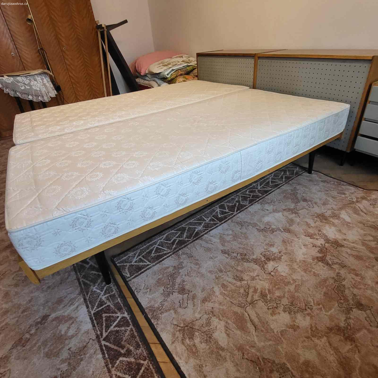 Daruji za odvoz dvě postele, včetně matrací. Rozměry jedné postele: délka 196 cm,  šířka 91 cm,  výška 34 cm
Odvoz pokud možno nejpozději do 12.1.2025