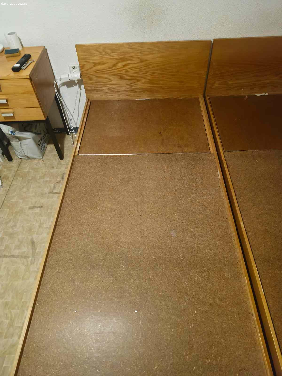 Daruji za odvoz dvě postele. Daruji za odvoz 2 postele šířka 85cm, délka 203 cm, výška 32 cm