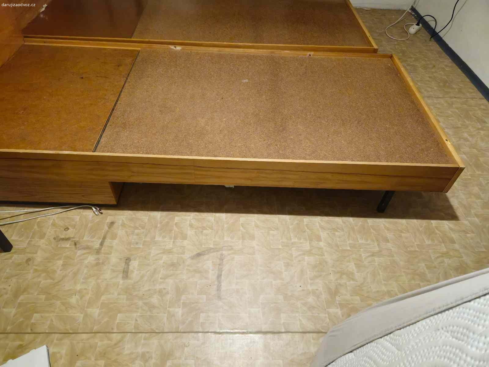 Daruji za odvoz dvě postele. Daruji za odvoz 2 postele šířka 85cm, délka 203 cm, výška 32 cm