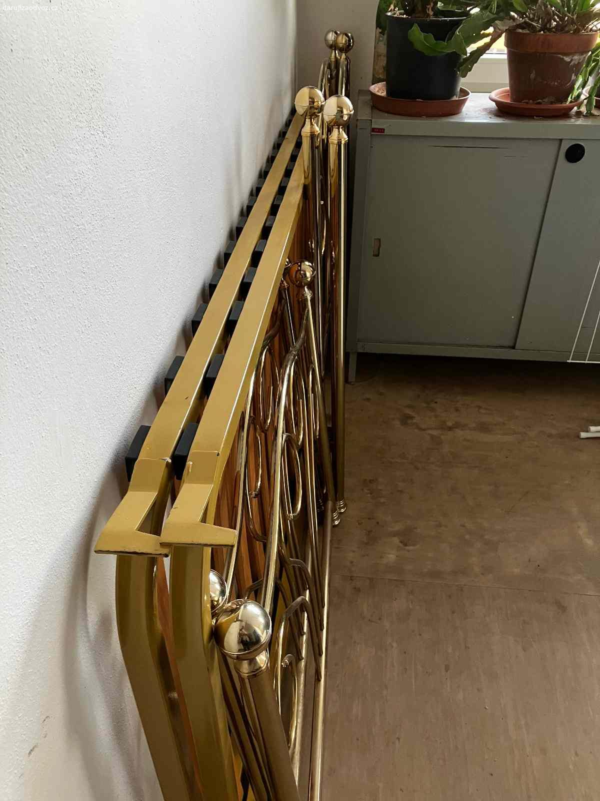 Daruji za odvoz dvě postele. Daruji za odvoz dvě kovové postele. Obě jsou v dobrém stavu, kromě jednoho dekoračního prvku - viz. foto. Celkové rozměry 205 cm x95 cm. V přípdě zájmu možno i s matrací, snímatelné potahy čisté, vyprané.