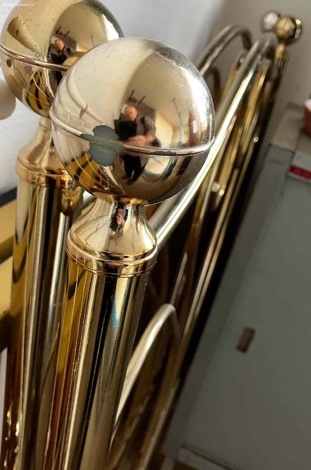 Daruji za odvoz dvě postele. Daruji za odvoz dvě kovové postele. Obě jsou v dobrém stavu, kromě jednoho dekoračního prvku - viz. foto. Celkové rozměry 205 cm x95 cm. V přípdě zájmu možno i s matrací, snímatelné potahy čisté, vyprané.