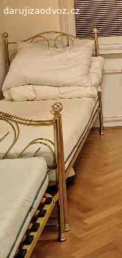 Daruji za odvoz dvě postele. Daruji za odvoz dvě kovové postele. Obě jsou v dobrém stavu, kromě jednoho dekoračního prvku - viz. foto. Celkové rozměry 205 cm x95 cm. V přípdě zájmu možno i s matrací, snímatelné potahy čisté, vyprané.