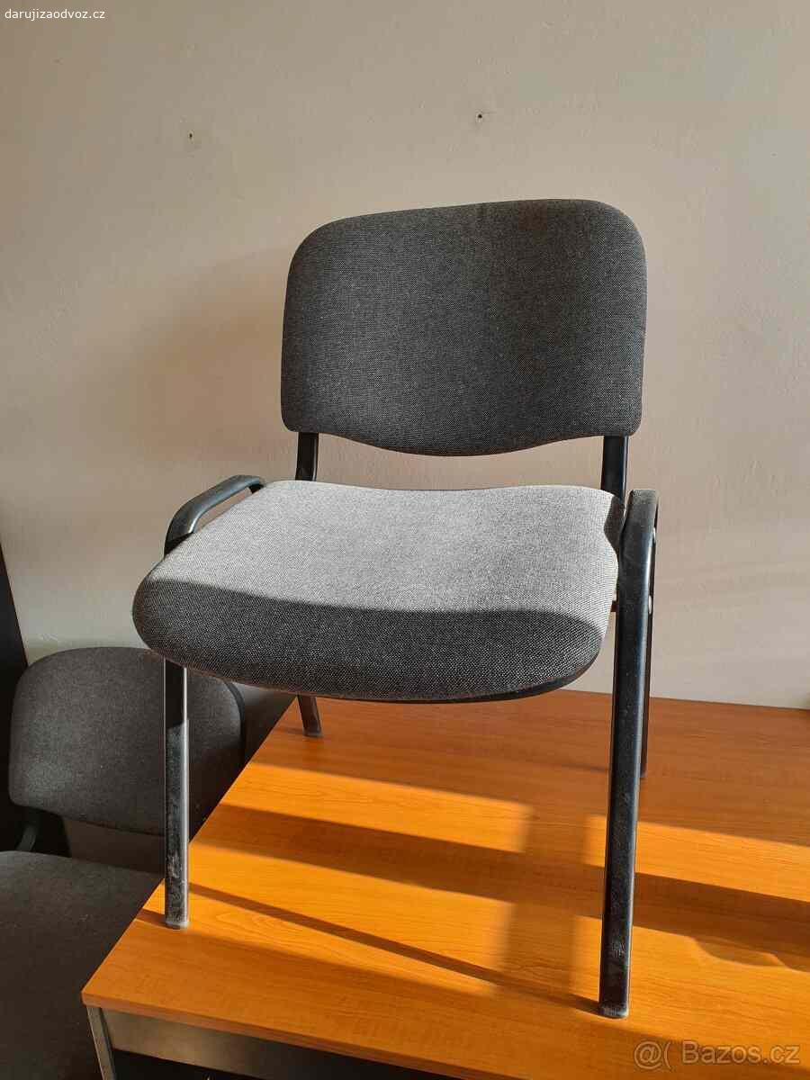 Daruji za odvoz dvě šedé polstrované židle. Daruji za odvoz dvě šedé polstrované stohovatelné kancelářské židle. K vyzvednutí v Měšicích nebo Praze - Čakovicích.
