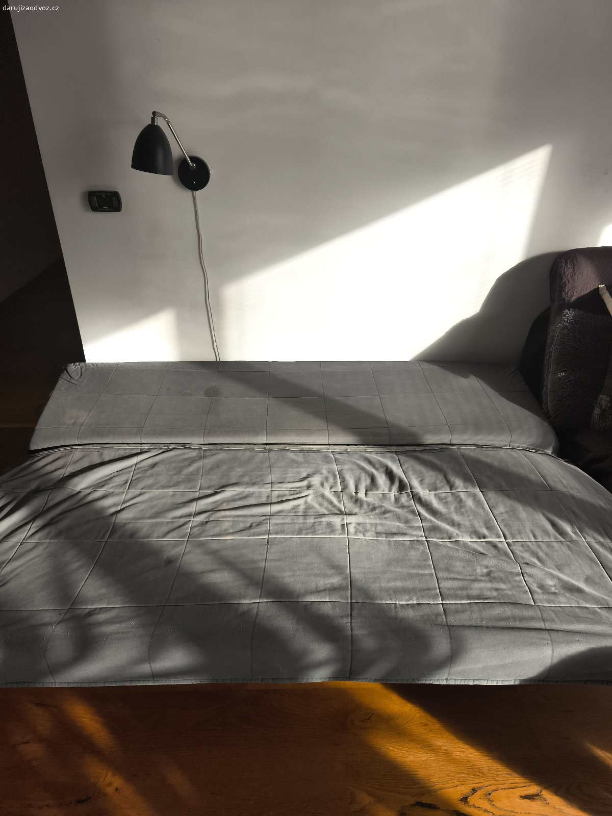 Daruji za odvoz dvě starší pohovky Bedddinge Ikea. Pohovka Beddinge Ikea dva kusy. Nutno vyměnit matrace - molitany. Sklápecí mechanismus je plně funkční, nebyl využíván. Potahy použité, vyšisované.