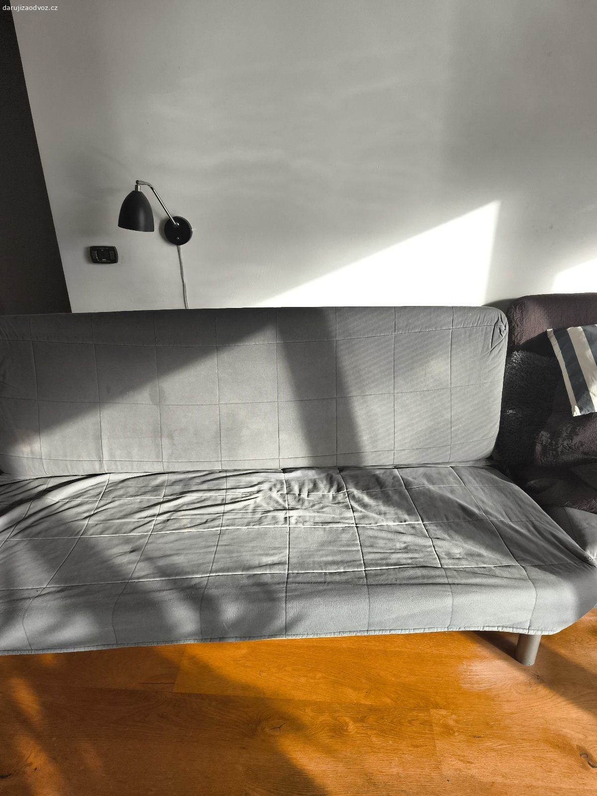 Daruji za odvoz dvě starší pohovky Bedddinge Ikea. Pohovka Beddinge Ikea dva kusy. Nutno vyměnit matrace - molitany. Sklápecí mechanismus je plně funkční, nebyl využíván. Potahy použité, vyšisované.