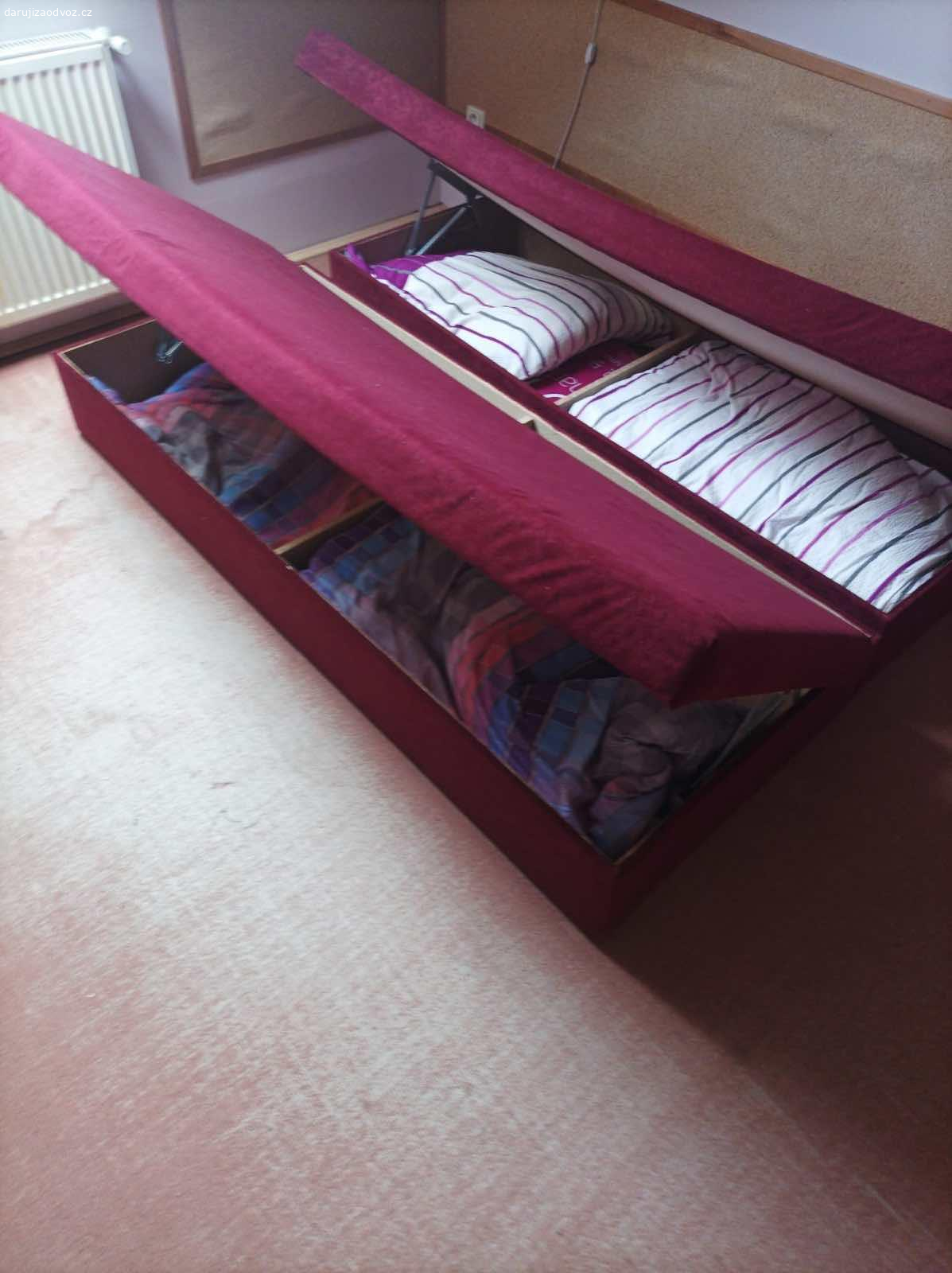 Daruji za odvoz dvě válendy. Daruji za odvoz dvě válendy – vhodné na chatu nebo pro studenty
Dobrý den, daruji za odvoz dvě fialové válendy. Jsou v dobrém stavu, poslouží ještě někomu na chatě nebo v podnájmu. Jako bonus k nim přidávám jednu peřinu a polštář.
Jedinou podmínkou je vlastní snášení z 2. patra (v domě není výtah) a vlastní doprava z ulice Smilova v centru Pardubic.
Pokud máte zájem, napište mi zprávu a domluvíme se na čase.