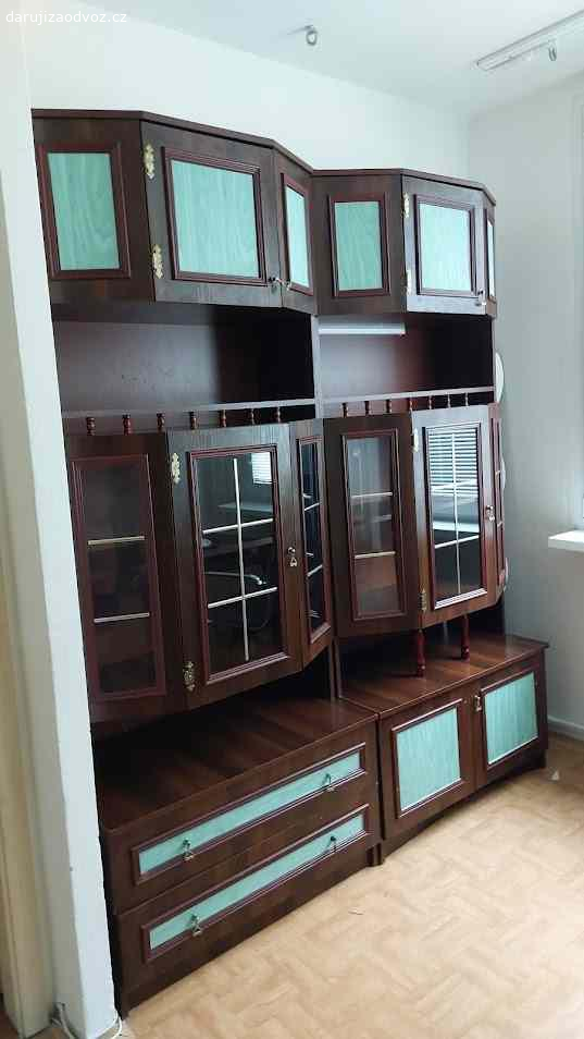 daruji za odvoz dvoudílnou obývací stěnu 2x. stará skříň značně opotřebená ale funkční  včetně prosklené střední části možnost prodat i jednotlivě - 2 díly - podstavec a nástavec nasazený na kolíky, částečně polepená jinak tmavě hnědá