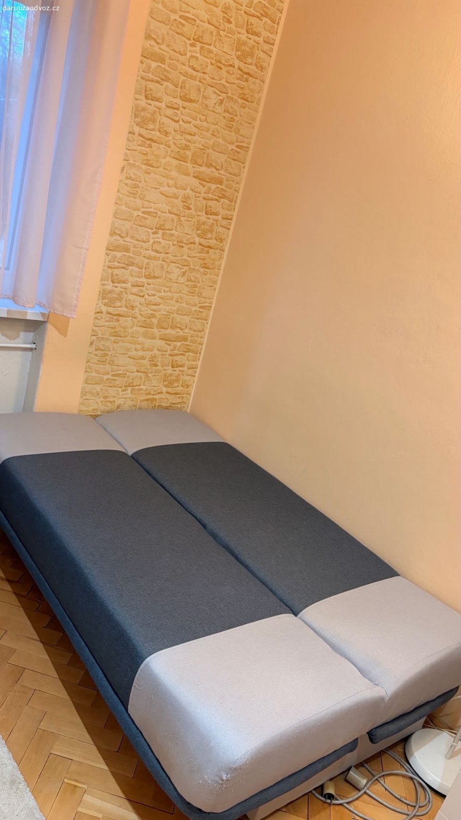Daruji za odvoz gauč. Daruji za odvoz gauč v perfektním stavu s úložným prostorem, používaný cca 5 let. Barva šedo- krémová. Zadní roh je poškrábaný od kocoura. V případě zájmu pošlu rozměry. Odběr možný ihned.