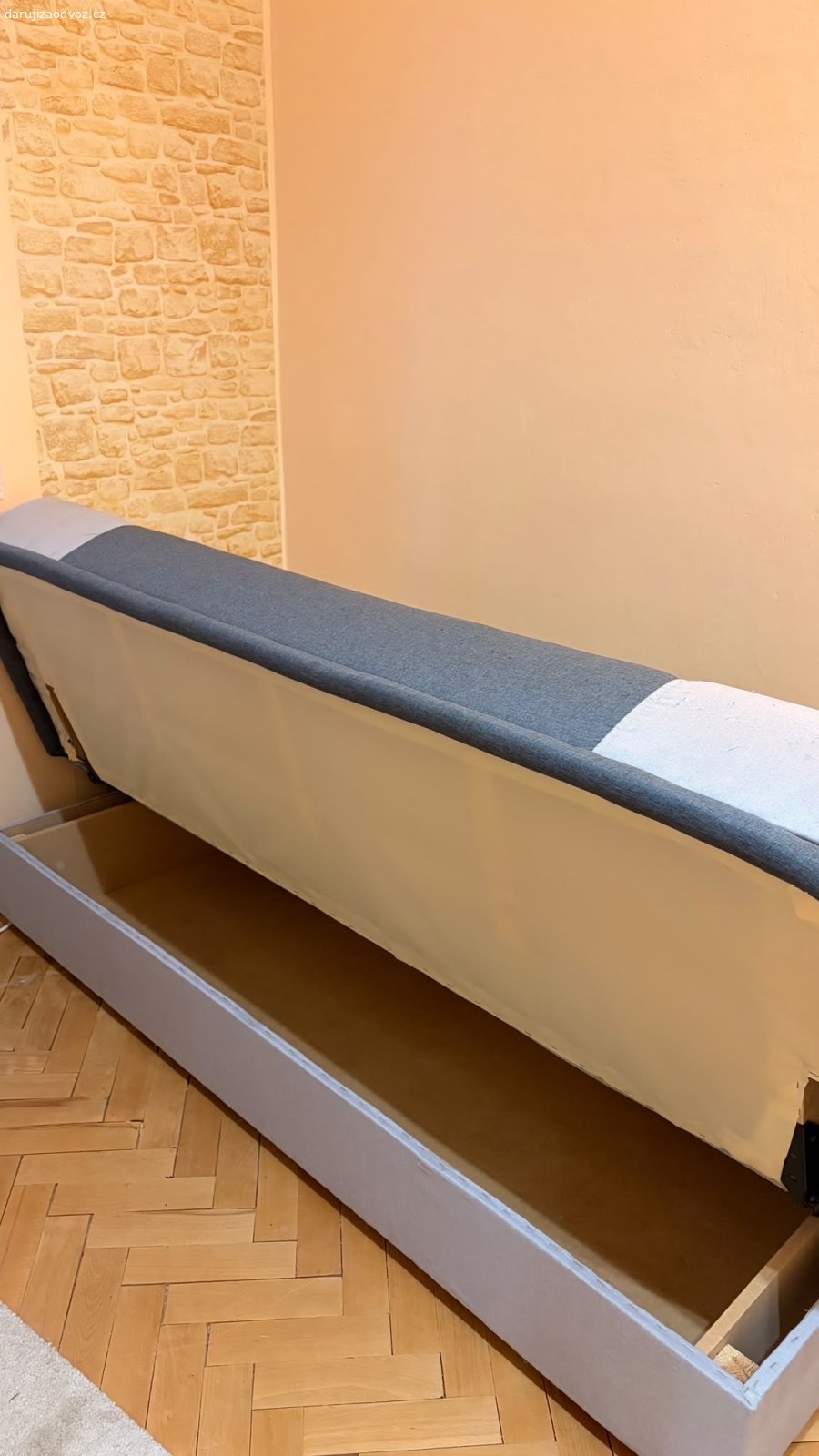 Daruji za odvoz gauč. Daruji za odvoz gauč v perfektním stavu s úložným prostorem, používaný cca 5 let. Barva šedo- krémová. Zadní roh je poškrábaný od kocoura. V případě zájmu pošlu rozměry. Odběr možný ihned.