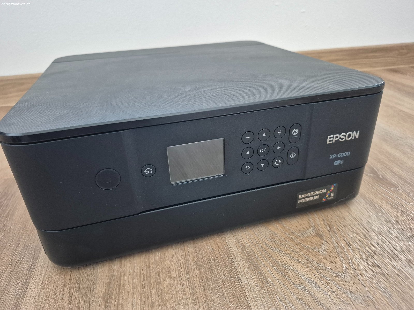 Daruji za odvoz inkoustovou tiskárnu se skenerem. Tiskárna multifunkční Epson Expression Premium XP-6000 A4, 32str./min., 32str./min., 5760 x 1440, automatický duplex
Rok pořízení 2023, používána občas až výjimečně.
Součástí balení je kabel zdrojový a datový.
Pouze osobní odběr v Mohelnici.