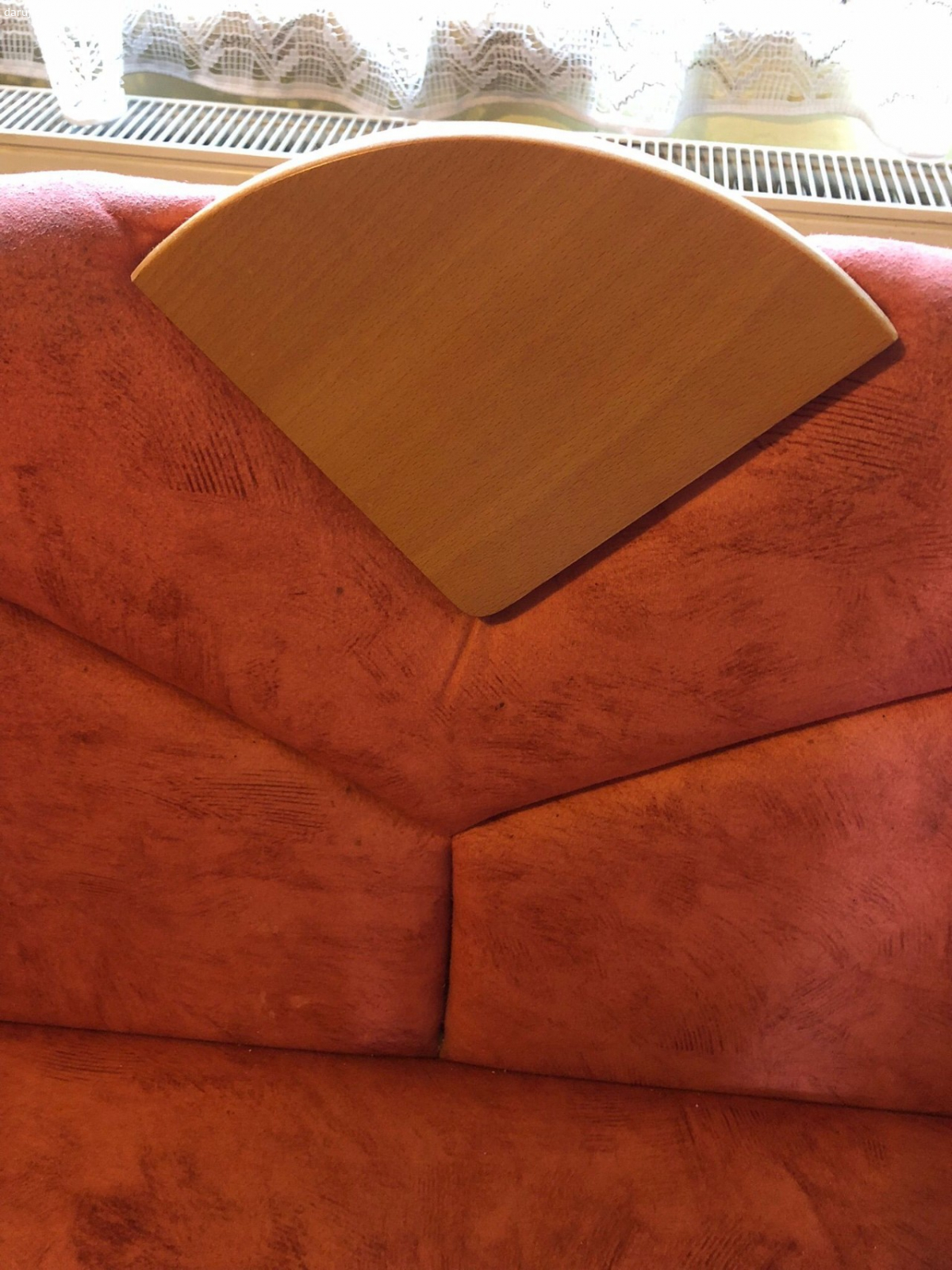 Daruji za odvoz jídelní lavici.. Daruji za odvoz již používanou jídelní lavici (v soupravě s jídelním stolem - není k dispozici). S dvěmi úložnými prostory - menší a větší.
Rozměry - délka 153 cm
                  šířka 116 cm
                  hloubka 54 cm
                  výška 93 cm