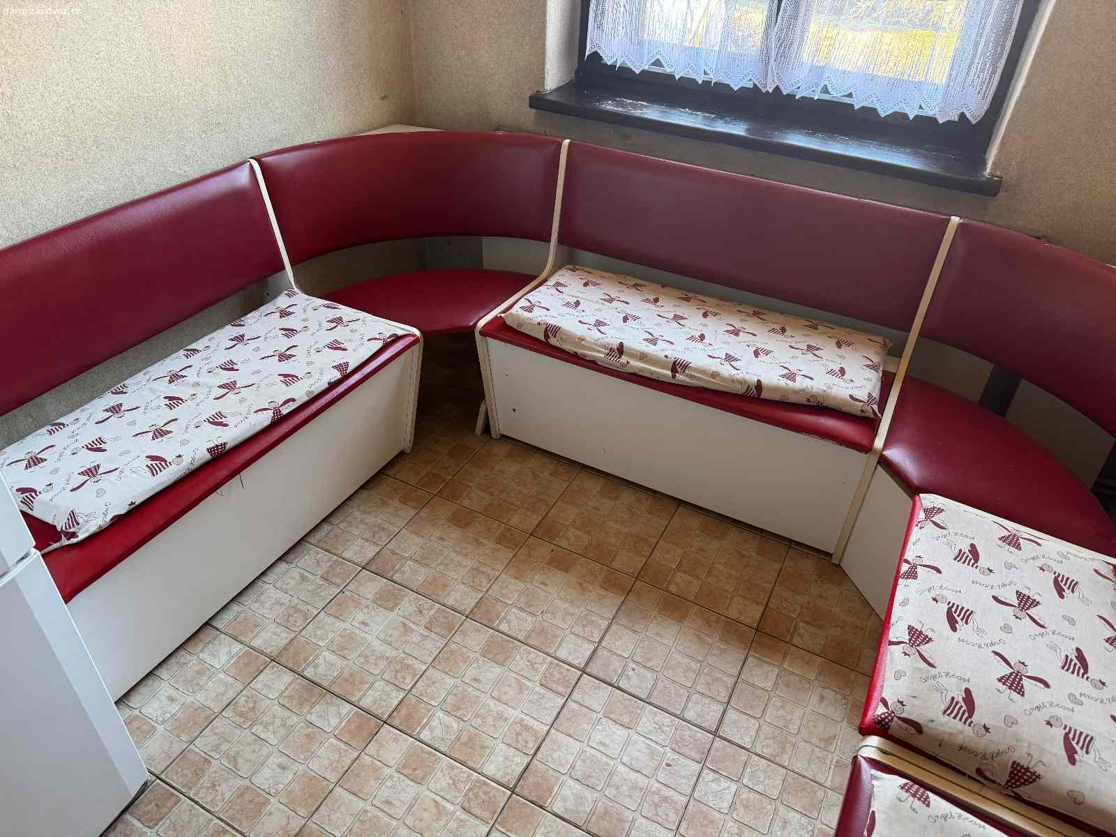 Daruji za odvoz jídelní lavici. Jídelní lavice s úložným prostorem - tvar U - 220 x 180 cm - koženka v jednom místě poškozená