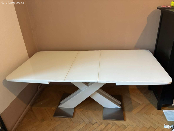 Daruji za odvoz jídelní stul