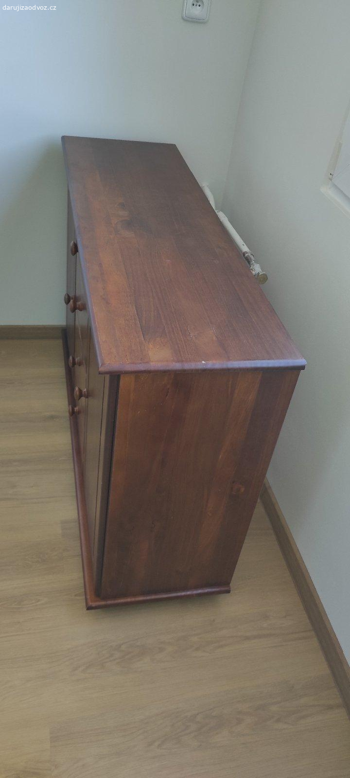 Daruji za odvoz komodu.. Daruji komodu o rozměrech š. 119 x v.80,5 x hl. 36,5 cm.  Komoda je v dobrém stavu. Nachází se ve třetím patře panelového domu bez výtahu. Odvoz nejlépe ještě dnes do 15:30.  Nejpozději v neděli.