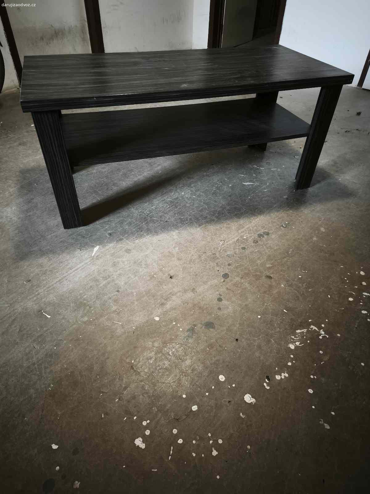 Daruji za odvoz konferenční stůl. Konferenční stůl do obýváku.Drobné oděrky,jinak ok.Kvalitní stůl,truhlářská výroba.