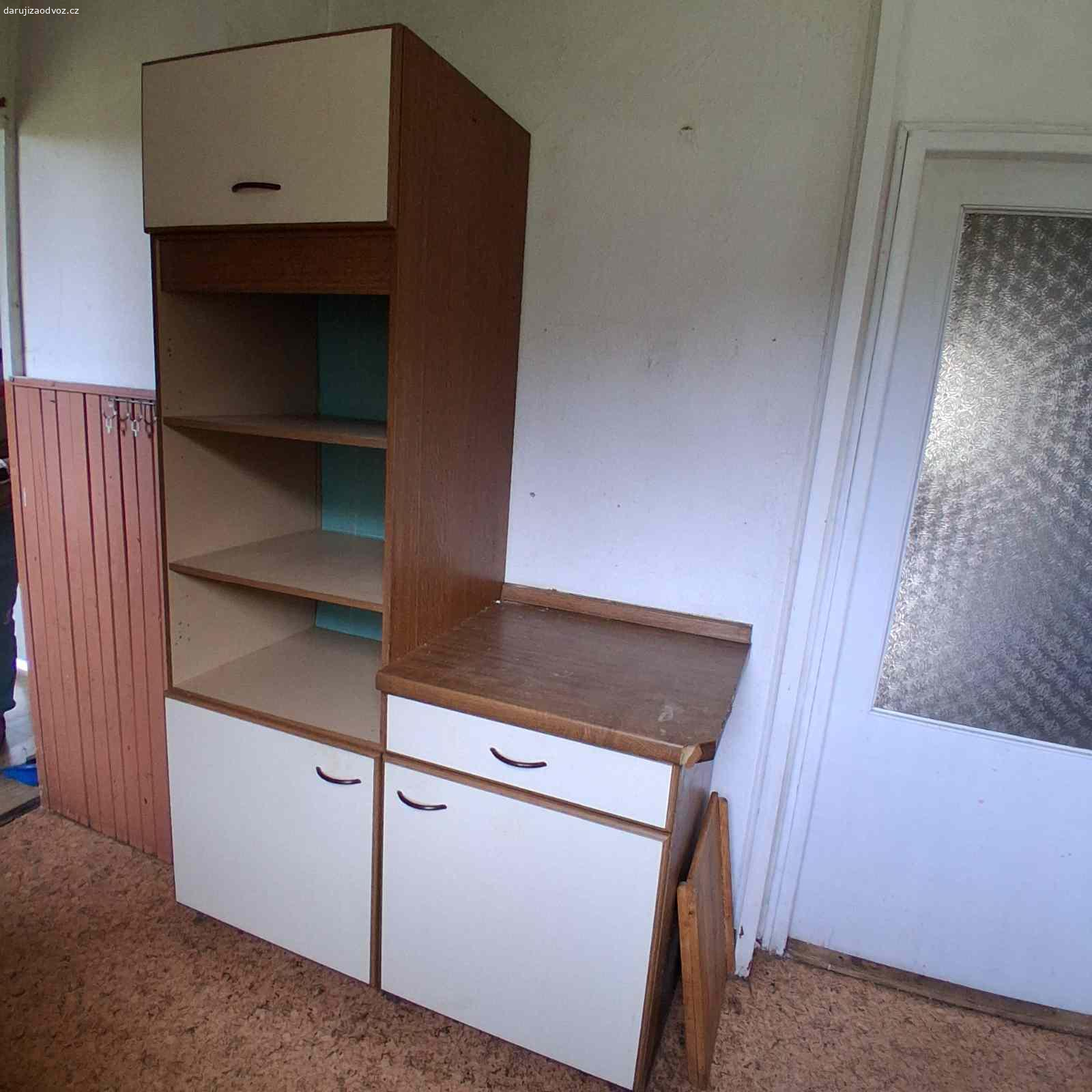 Daruji za odvoz kuchyňskou linku. Zachovalá kuchyňská linka.