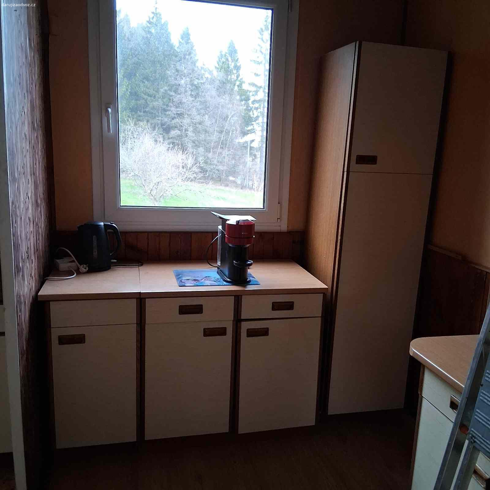 Daruji za odvoz kuchyňskou linku. Zachovalá kuchyňská linka.