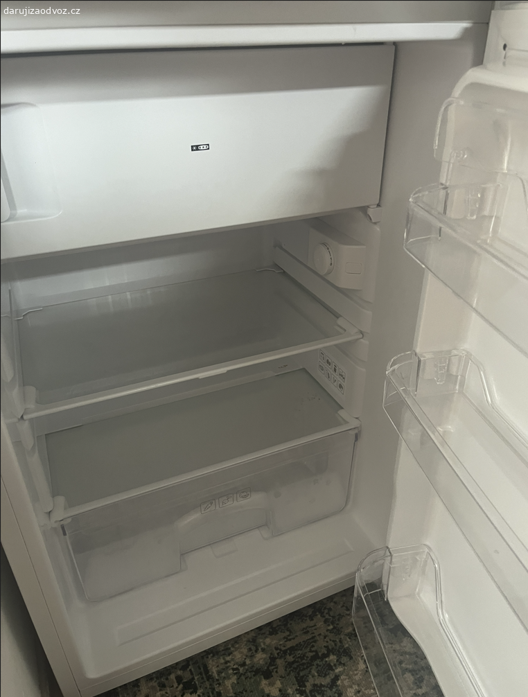 Daruji za odvoz lednici ETA. Lednice ETA jednodveřová chladnička s mrazákem • výška 85 cm • objem chladničky 95 l / mrazničky 14 l • energetická třída D • hlučnost 37 dB • V × Š × H: 85,0 × 55,0 × 58,0 cm. Mám ji cca pulroku.