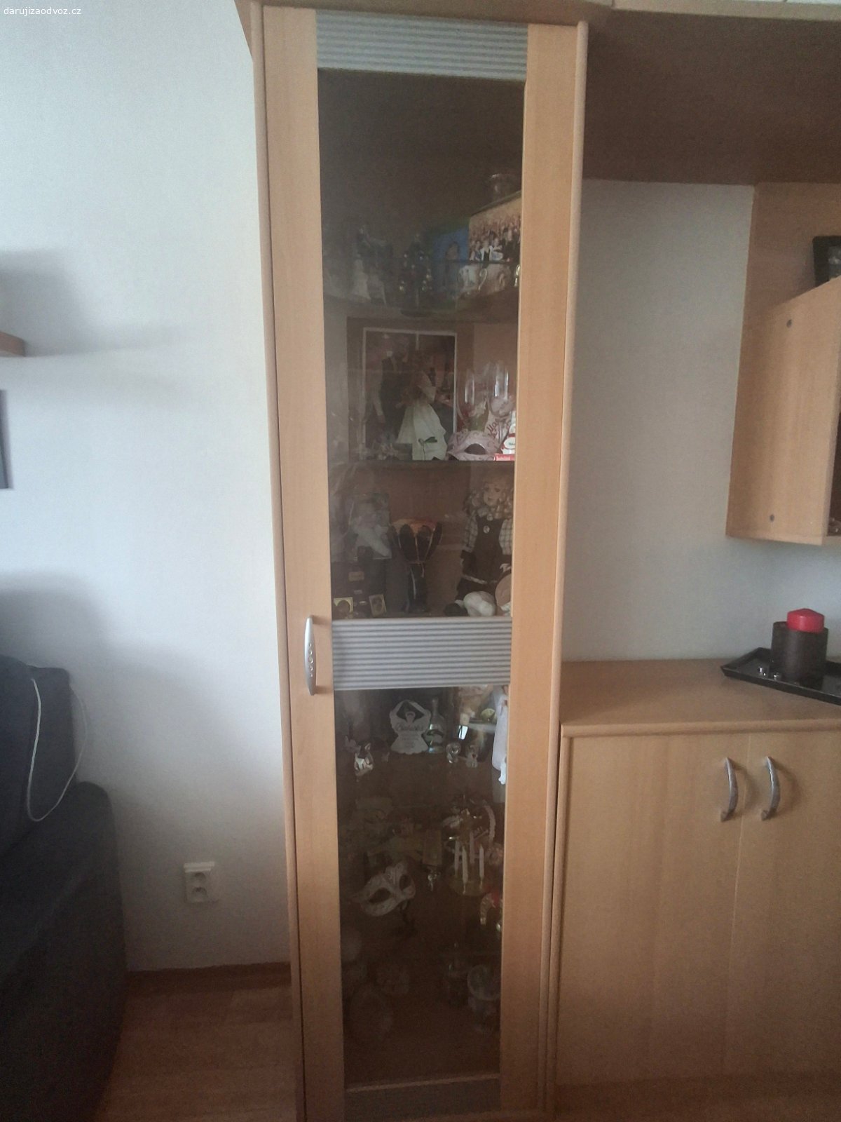 Daruji za odvoz nábytek do obývacího pokoje. Daruji za odvoz zachovalý nábytek do obývacího pokoje.
Vlastni odvoz.2.patro s výtahem.