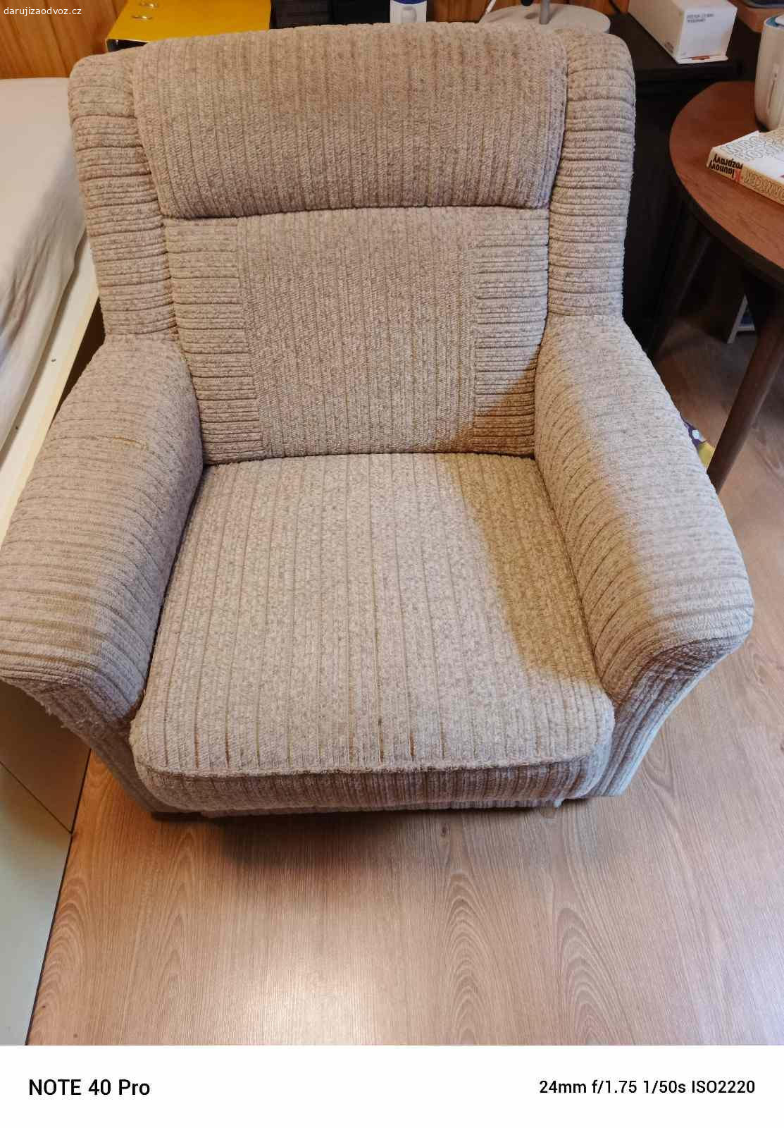 Daruji za odvoz nábytek. Darujeme za odvoz starší nábytek v dobrém stavu. Nutný vlastní odvoz. V případě zájmu mě kontaktujte telefonicky.