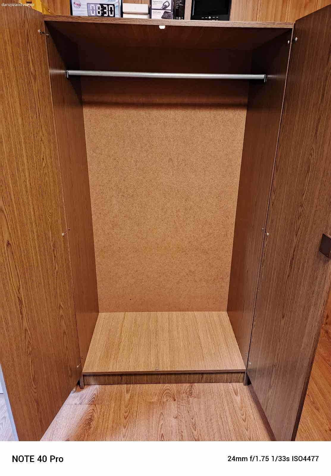 Daruji za odvoz nábytek. Darujeme za odvoz starší nábytek v dobrém stavu. Nutný vlastní odvoz. V případě zájmu mě kontaktujte telefonicky.