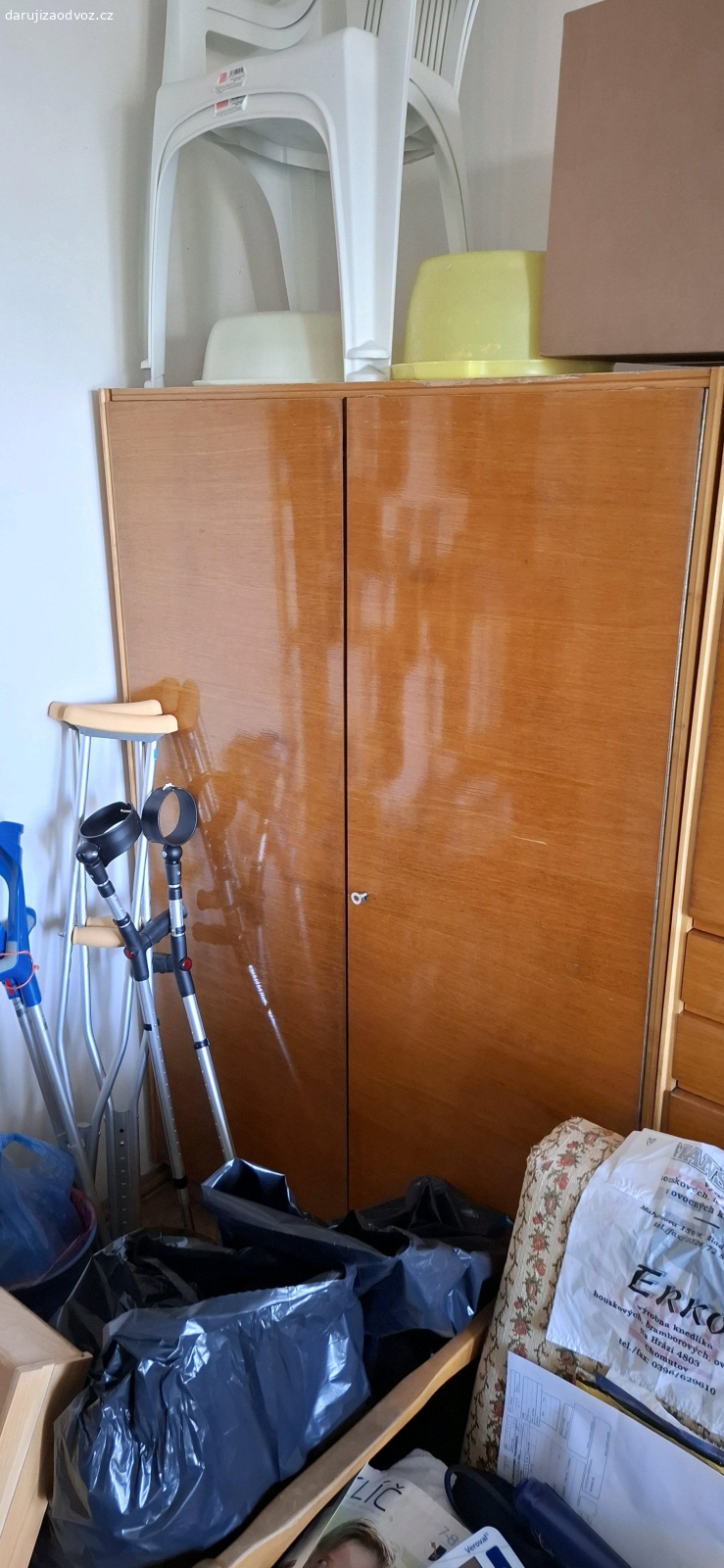 daruji za odvoz nabytek. nabytek spoustu skříňi sici stroj židle stoly