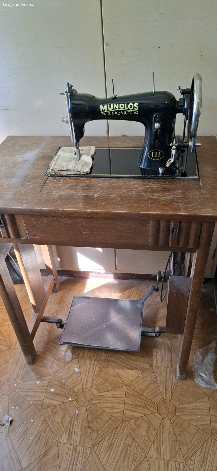 daruji za odvoz nabytek. nabytek spoustu skříňi sici stroj židle stoly