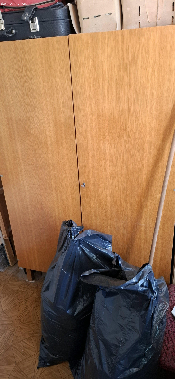 daruji za odvoz nabytek. nabytek spoustu skříňi sici stroj židle stoly