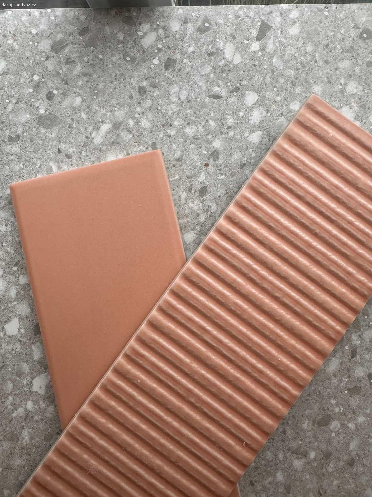 Darují za odvoz obkladačky (lososová). Daruji za odvoz obkladačky:

Metro obklad Van
- formát 7,5 x 30 cm
- 18 ks vroubkovaných a 17 ks hladkých
- plus krabicka ořezu
- stále lze dokoupit