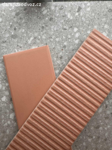 Darují za odvoz obkladačky (lososová)