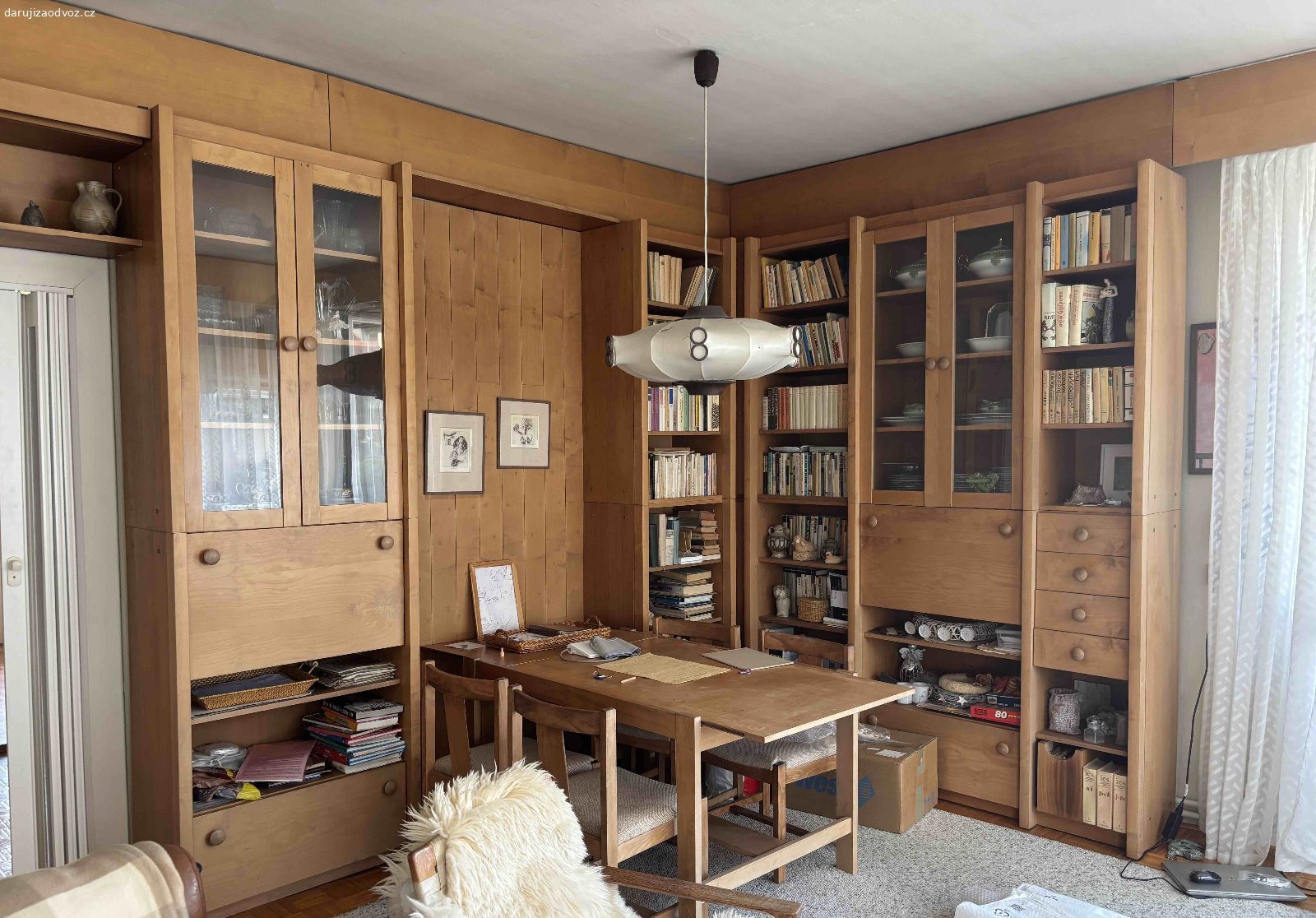 Daruji za odvoz obývací stěnu z masivu. Daruji za odvoz obývací stěnu z masivu, zakázková výroba Rousínov 1978, vysoká 253cm, moduly 247cm, 85cm, 64cm a 185cm. Dělitelná výškově na polovinu. rohová výplň. Navíc deska 220x30cm s podstavci 27cm, např. pod TV. Plus desky 30x220cm na zakrytí konzolí pls nad stěnu až do stropu. Plus konferenční stůl 65x60 se sklem 125x60cm. Plus jídelní stůl 83x125cm, rozložitelný na 184cm. Plus dřevo na stěnu jako výplň do niky. Plus 4 židle.
K odvozu bude bez dekorací, prázdné. Možno ukázat.