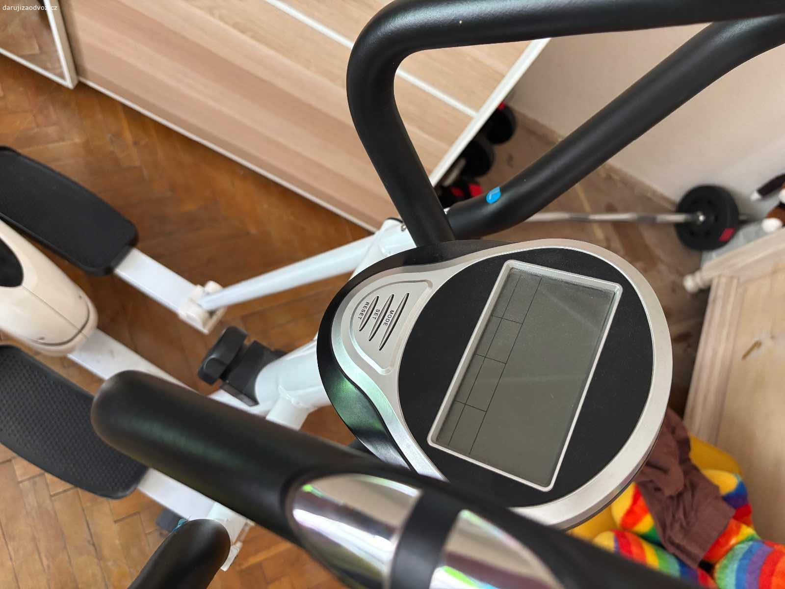 Daruji za odvoz orbitrek (eliptický trenažér). Trenažér je funkční, je pouze nutné vyměnit baterie v 