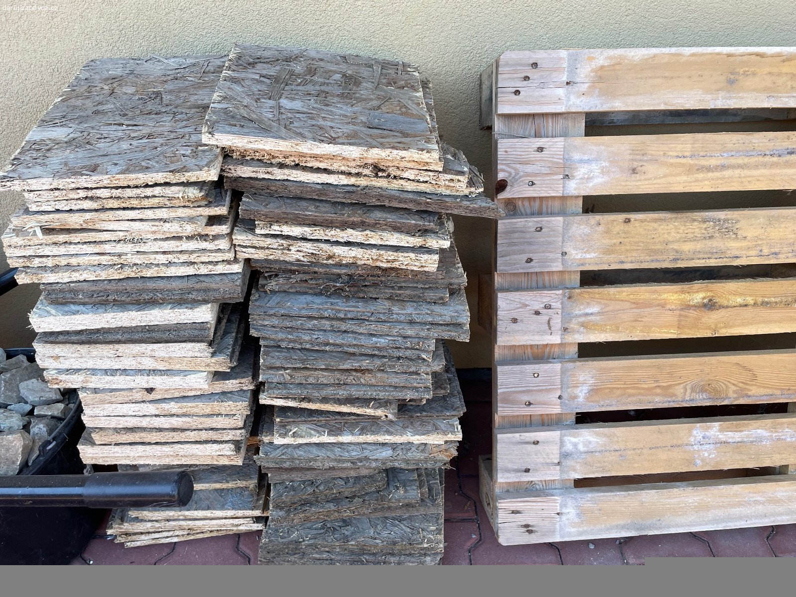 Daruji za odvoz paletu a zbytky dreva na otop. Daruji za odvoz paletu, zbytky drevostepkovych desek a dreva na otop. Jen vse dohromady. Vyzvednuti dnes nebo zitra. Prosim jen sms.