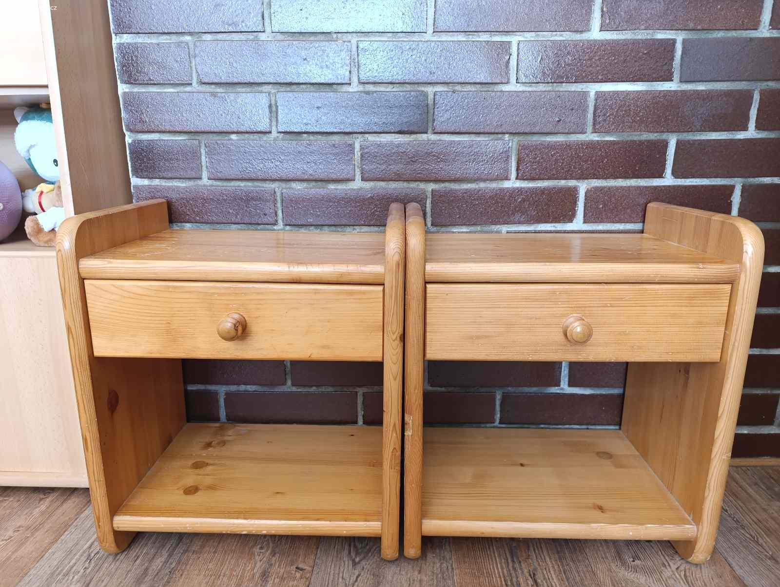 Daruji za odvoz postel a noční stolky. Starší dvoulůžko 180 x 200cm s úložným prostorem +
2 noční stolky masiv