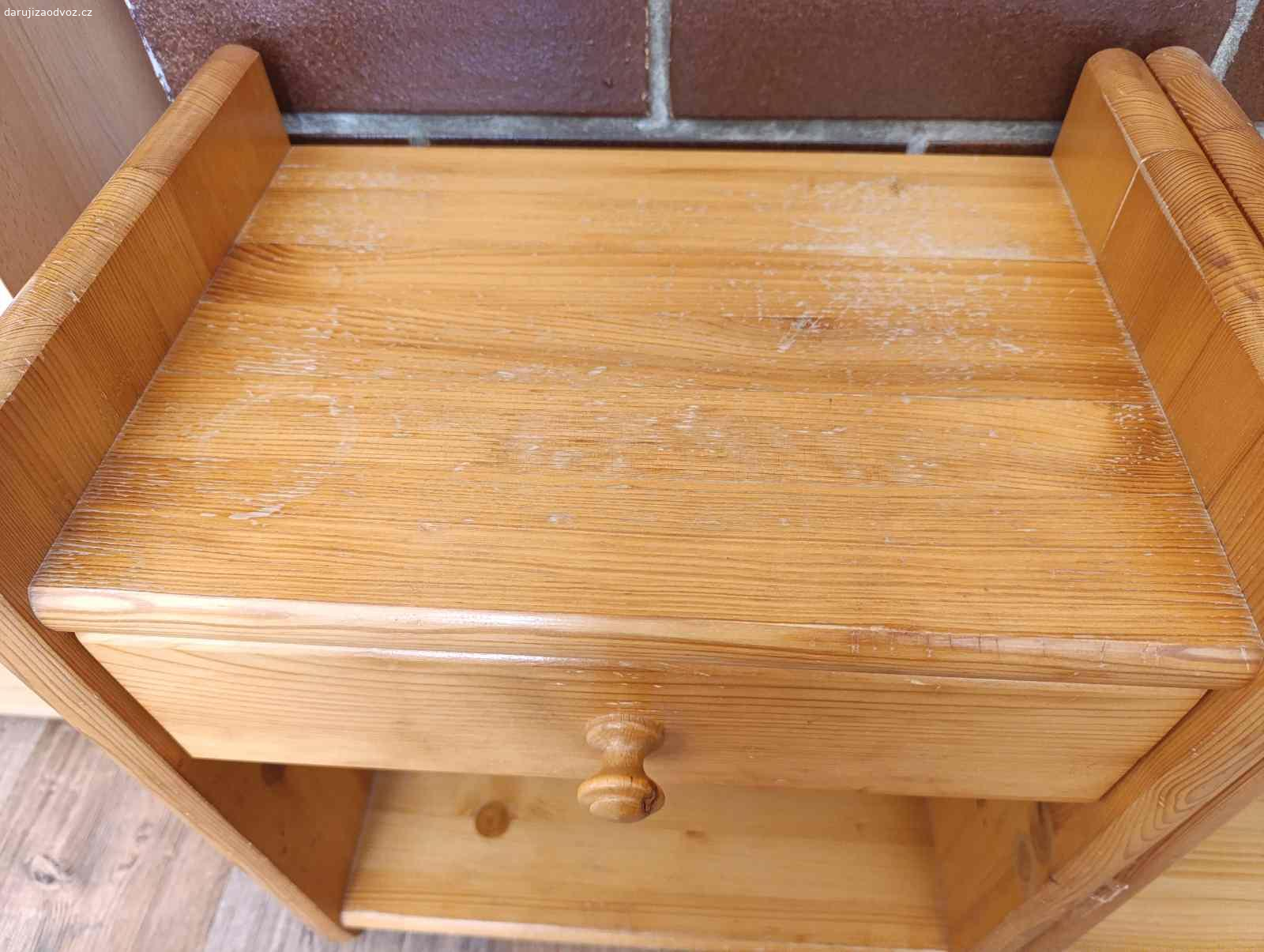 Daruji za odvoz postel a noční stolky. Starší dvoulůžko 180 x 200cm s úložným prostorem +
2 noční stolky masiv