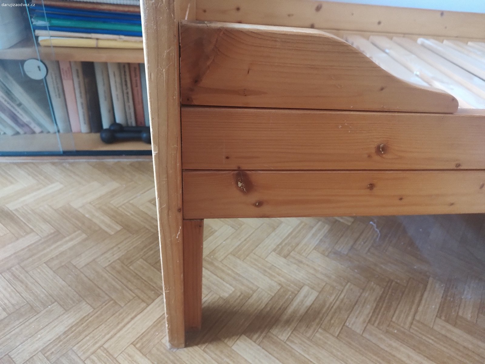 Daruji za odvoz postel masiv 201 x 95 x 56cm. Daruji drevenou seniorskou postel s rostem, vyvysena, vhodné tedy pro starsiho cloveka, aby se mu z ni lepe vstavalo, byla vyrobena na zakazku, pridam i drevene suple pod postel