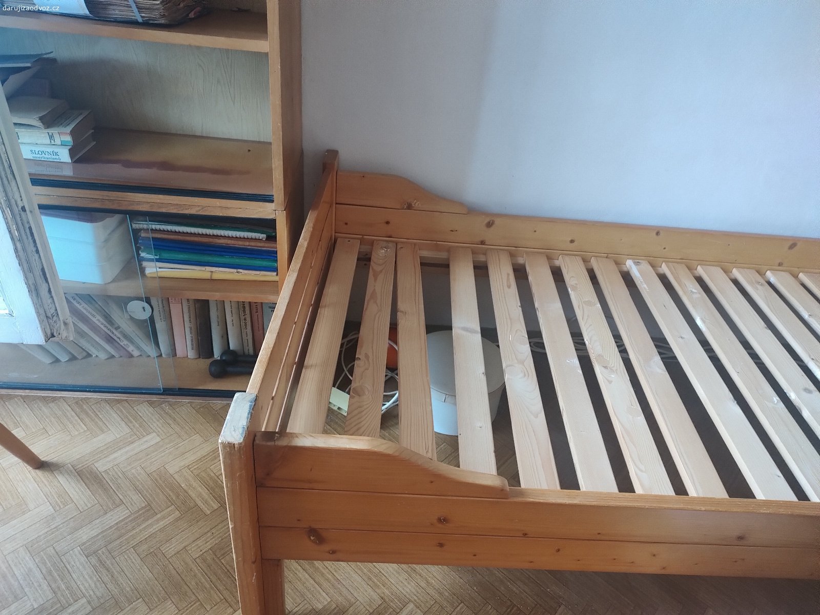 Daruji za odvoz postel masiv 201 x 95 x 56cm. Daruji drevenou seniorskou postel s rostem, vyvysena, vhodné tedy pro starsiho cloveka, aby se mu z ni lepe vstavalo, byla vyrobena na zakazku, pridam i drevene suple pod postel
