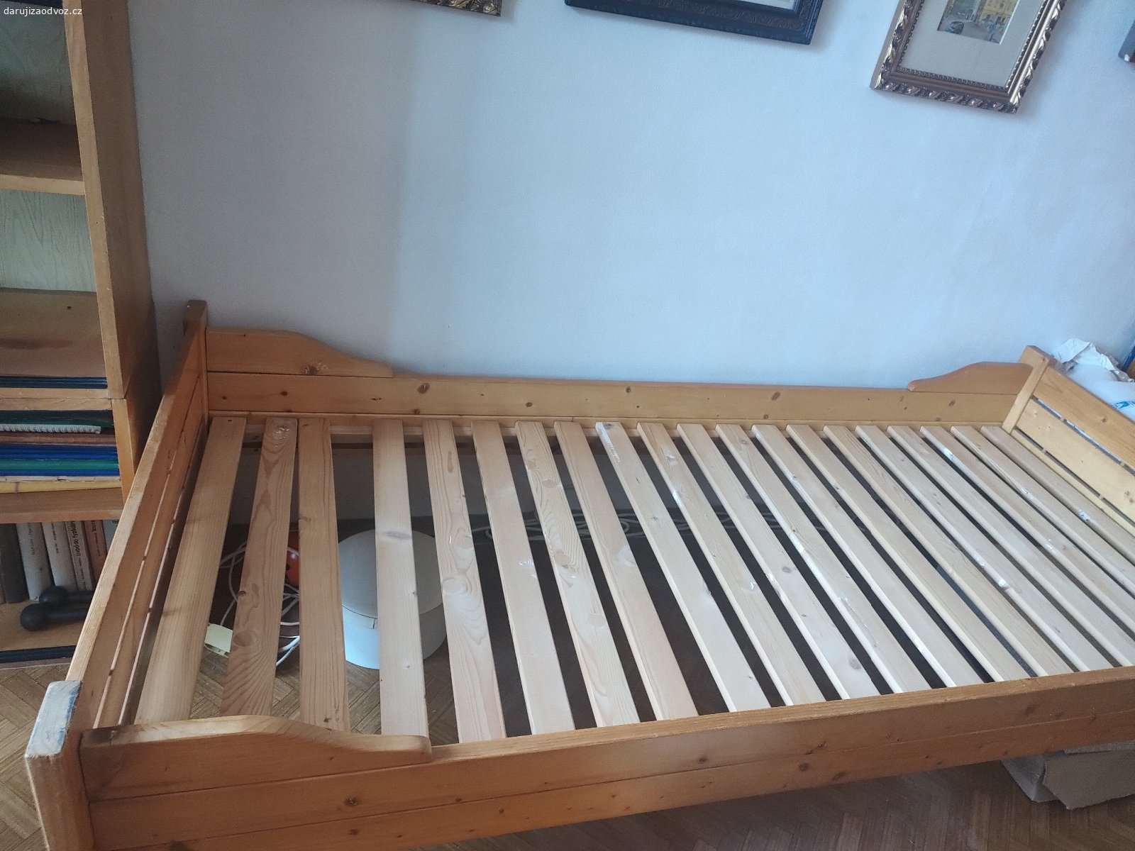 Daruji za odvoz postel masiv 201 x 95 x 56cm. Daruji drevenou seniorskou postel s rostem, vyvysena, vhodné tedy pro starsiho cloveka, aby se mu z ni lepe vstavalo, byla vyrobena na zakazku, pridam i drevene suple pod postel