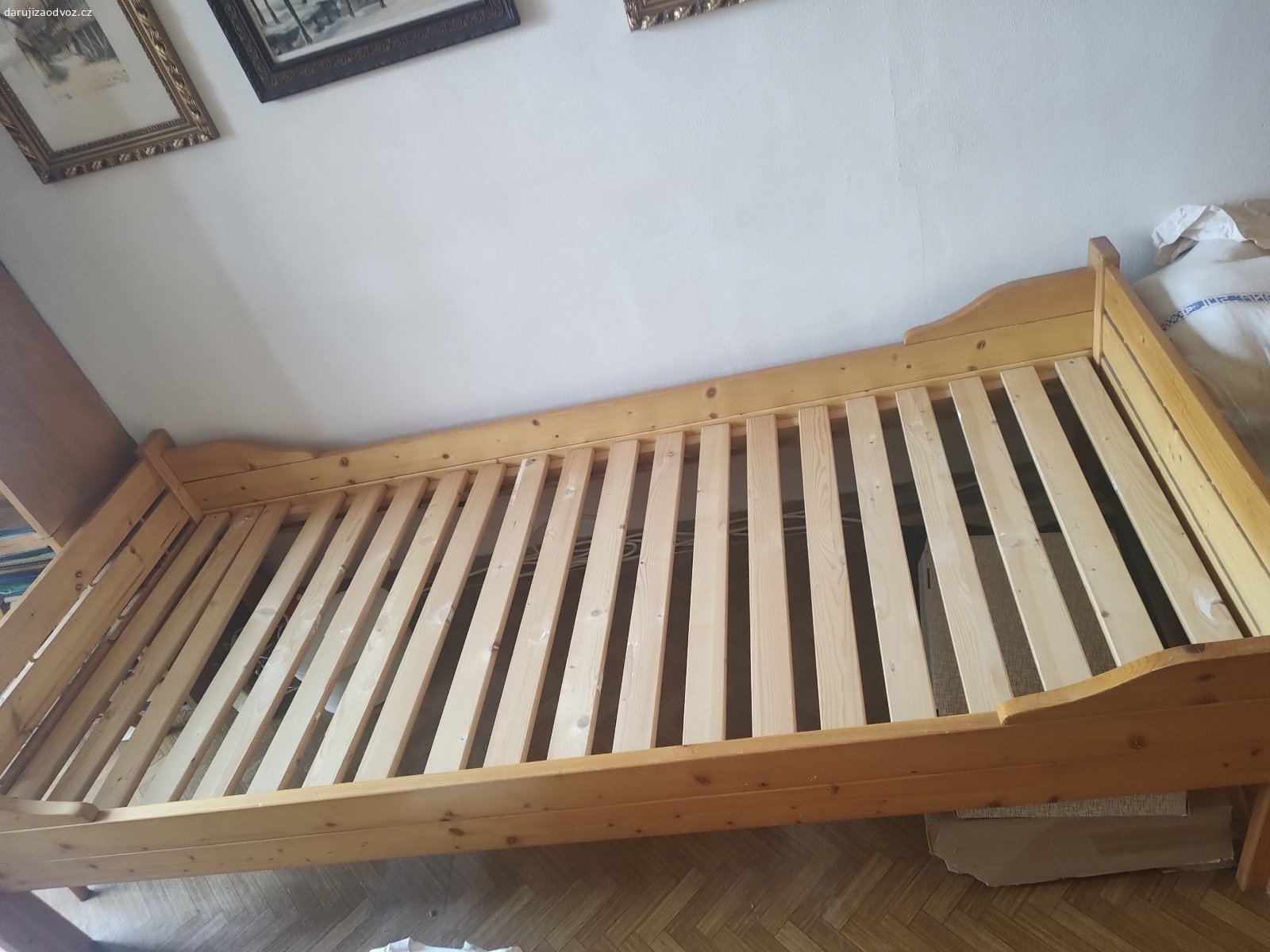 Daruji za odvoz postel masiv 201 x 95 x 56cm. Daruji drevenou seniorskou postel s rostem, vyvysena, vhodné tedy pro starsiho cloveka, aby se mu z ni lepe vstavalo, byla vyrobena na zakazku, pridam i drevene suple pod postel