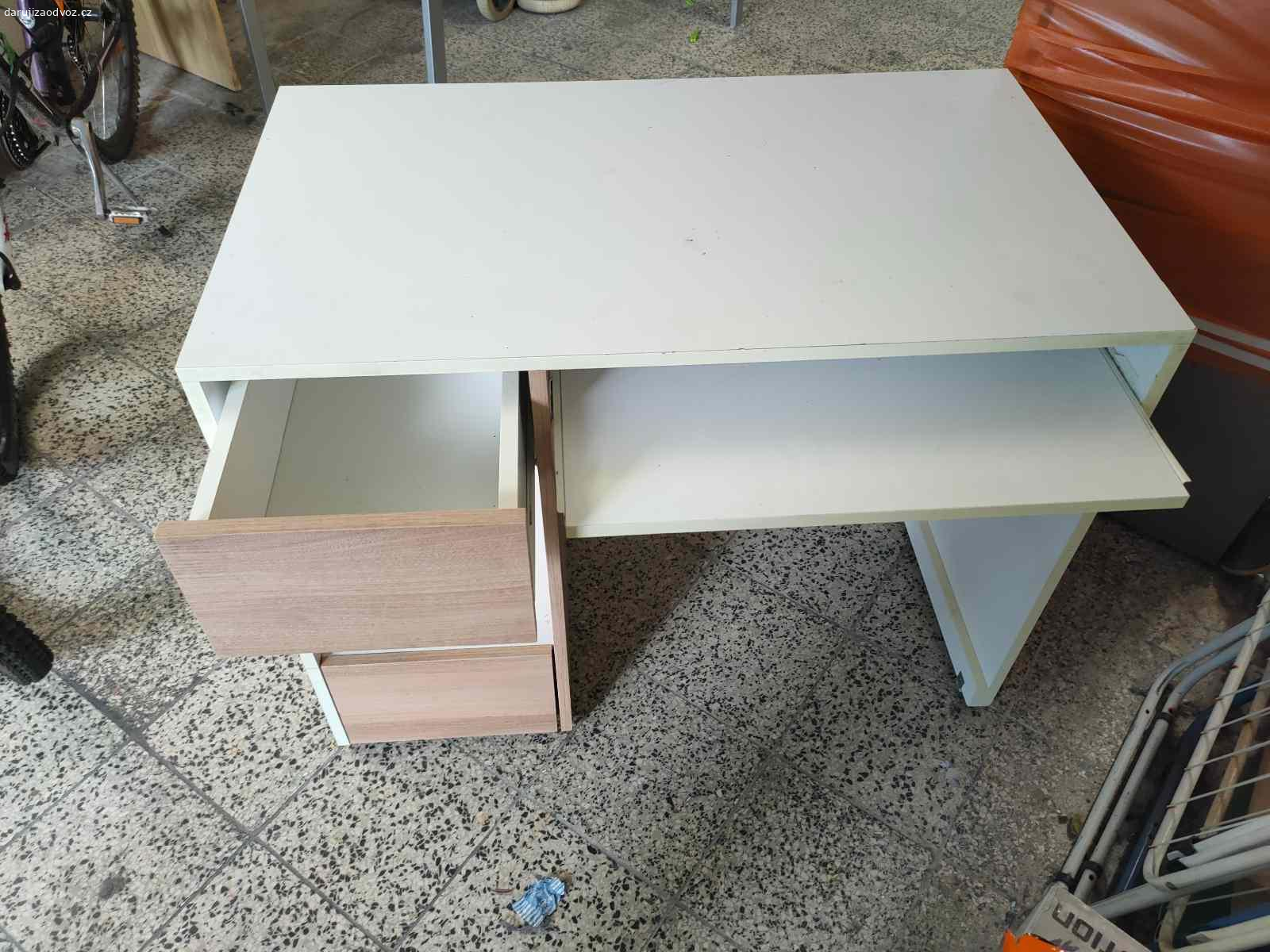 Daruji za odvoz postel s intergovaným stolem. V perfektním stavu daruji za odvoz postel se stolem. Je to multifunkční vč uložných prostorů, ideální pro malé byty.
Důvod - již nevyužiji a stěhuji se.