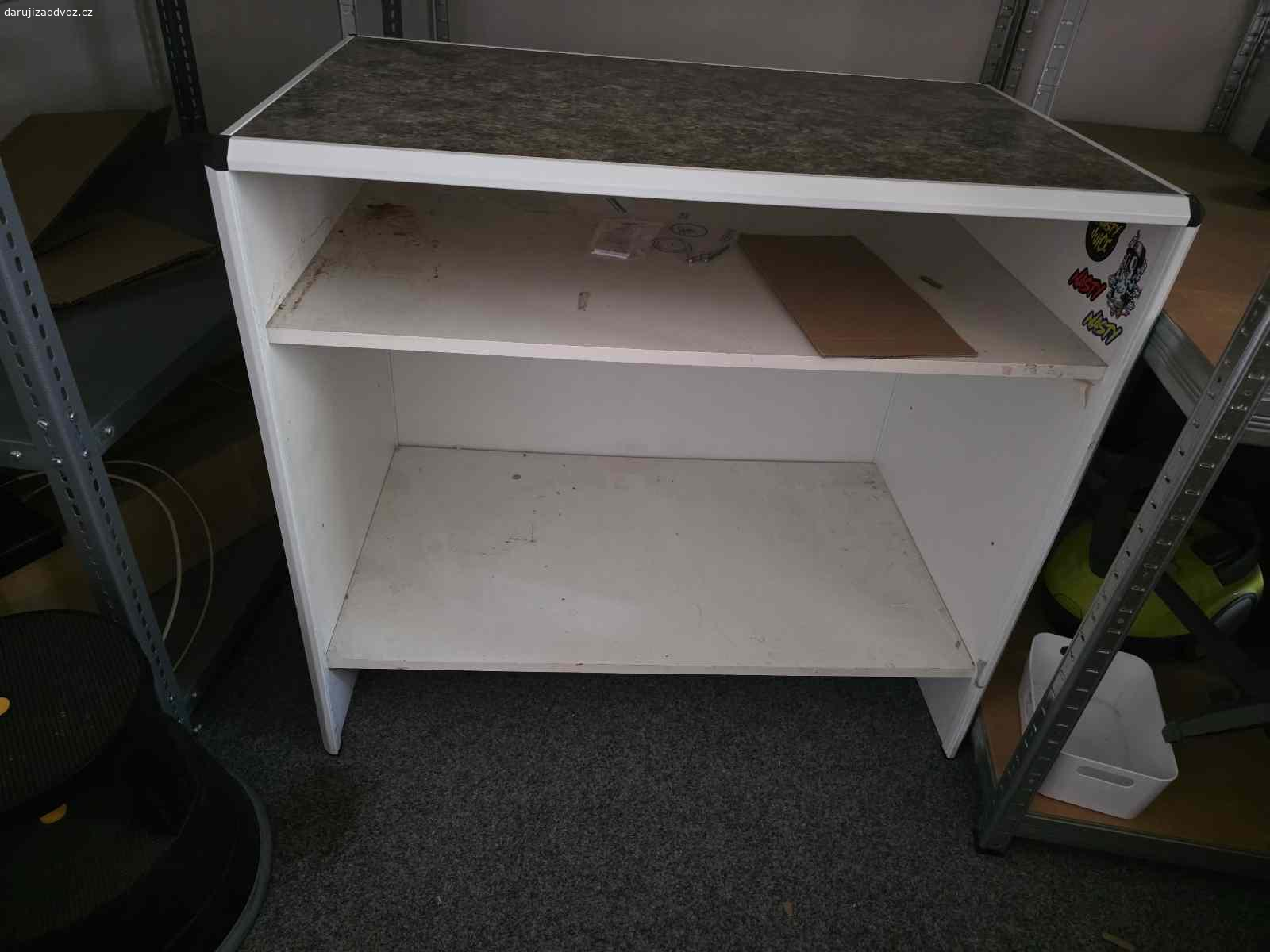 Daruji za odvoz prodejni pult. Zdarma za odvoz Praha 7