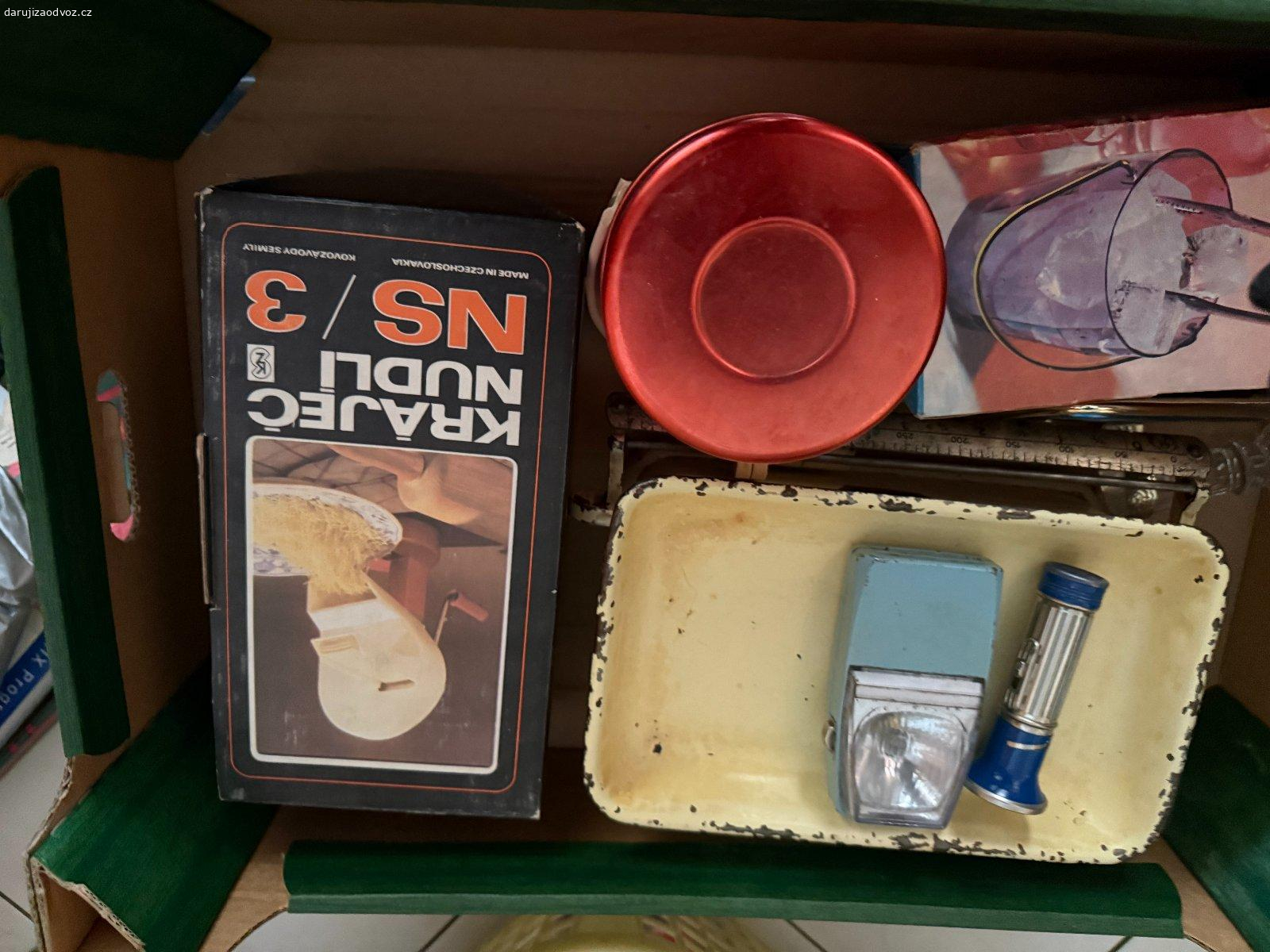 Daruji za odvoz retro kuchyňské pomocníky. Daruji retro pomocníky do kuchyně, viz foto. Preferuji odvoz všech najednou.