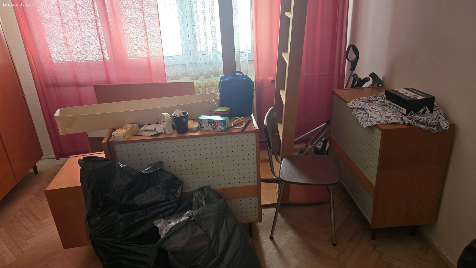 Daruji za odvoz retro nábytek. Daruji 3skříně, 2postele(bez matrací), 2peřináky a 2malé skříňky 2křeslo, 1psací stůl, 2 menší stolky, sedací souprava... Možno vše nebo jen něco. Pouze vlastní odvoz s vystěhováním ze 6patra s velkým výtahem. V případě zájmu volejte.