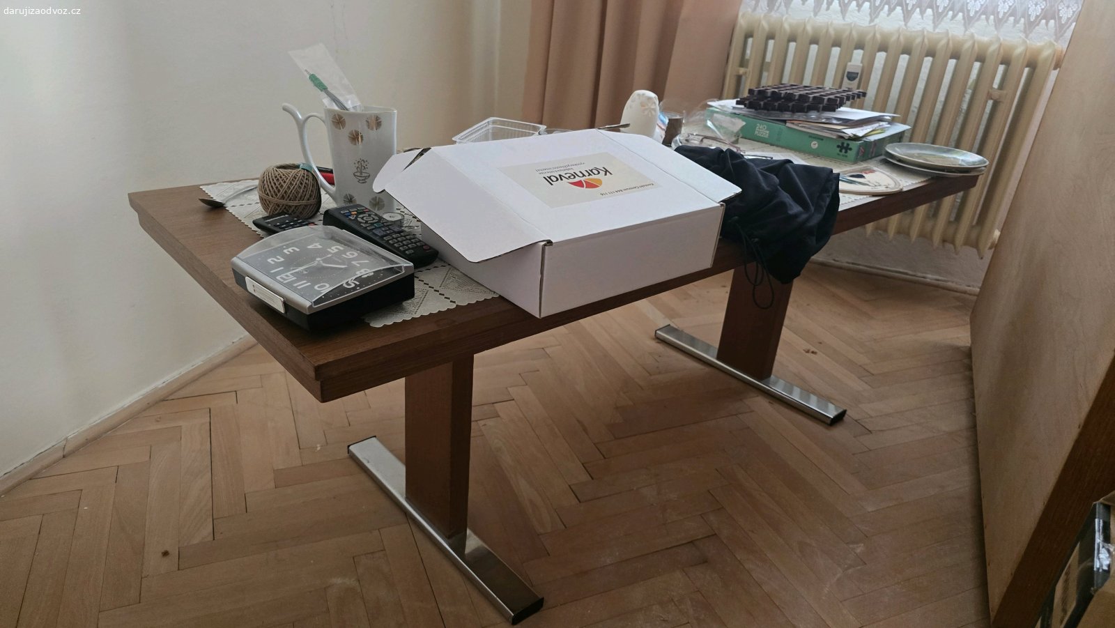 Daruji za odvoz retro nábytek. Daruji 3skříně, 2postele(bez matrací), 2peřináky a 2malé skříňky 2křeslo, 1psací stůl, 2 menší stolky, sedací souprava... Možno vše nebo jen něco. Pouze vlastní odvoz s vystěhováním ze 6patra s velkým výtahem. V případě zájmu volejte.