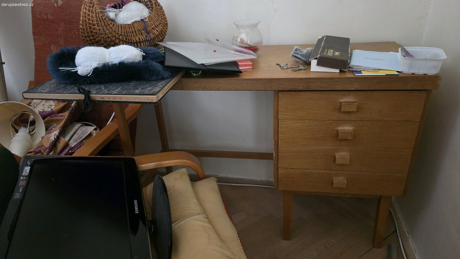Daruji za odvoz retro nábytek. Daruji 3skříně, 2postele(bez matrací), 2peřináky a 2malé skříňky 2křeslo, 1psací stůl, 2 menší stolky, sedací souprava... Možno vše nebo jen něco. Pouze vlastní odvoz s vystěhováním ze 6patra s velkým výtahem. V případě zájmu volejte.