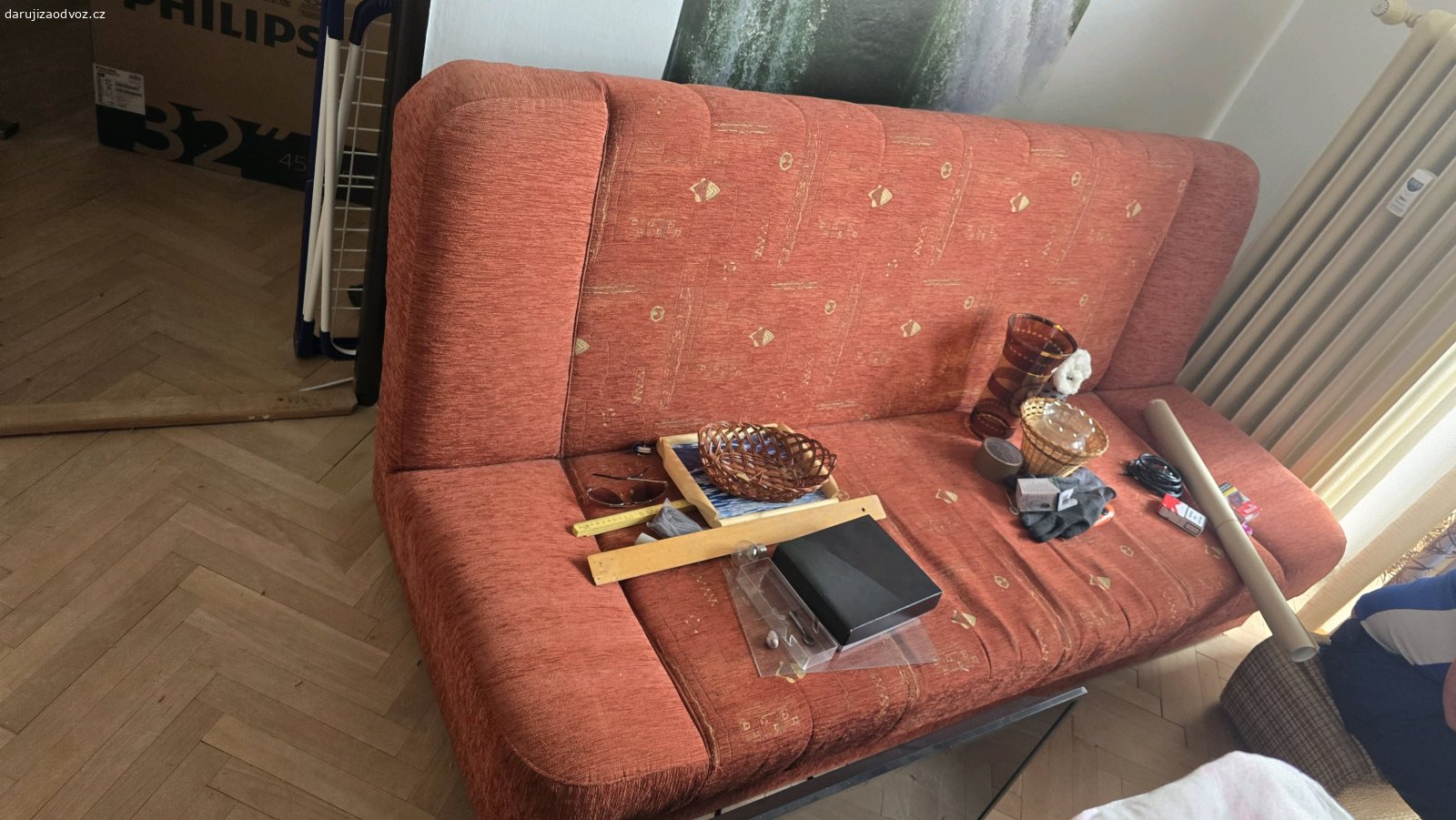 Daruji za odvoz retro nábytek. Daruji 3skříně, 2postele(bez matrací), 2peřináky a 2malé skříňky 2křeslo, 1psací stůl, 2 menší stolky, sedací souprava... Možno vše nebo jen něco. Pouze vlastní odvoz s vystěhováním ze 6patra s velkým výtahem. V případě zájmu volejte.