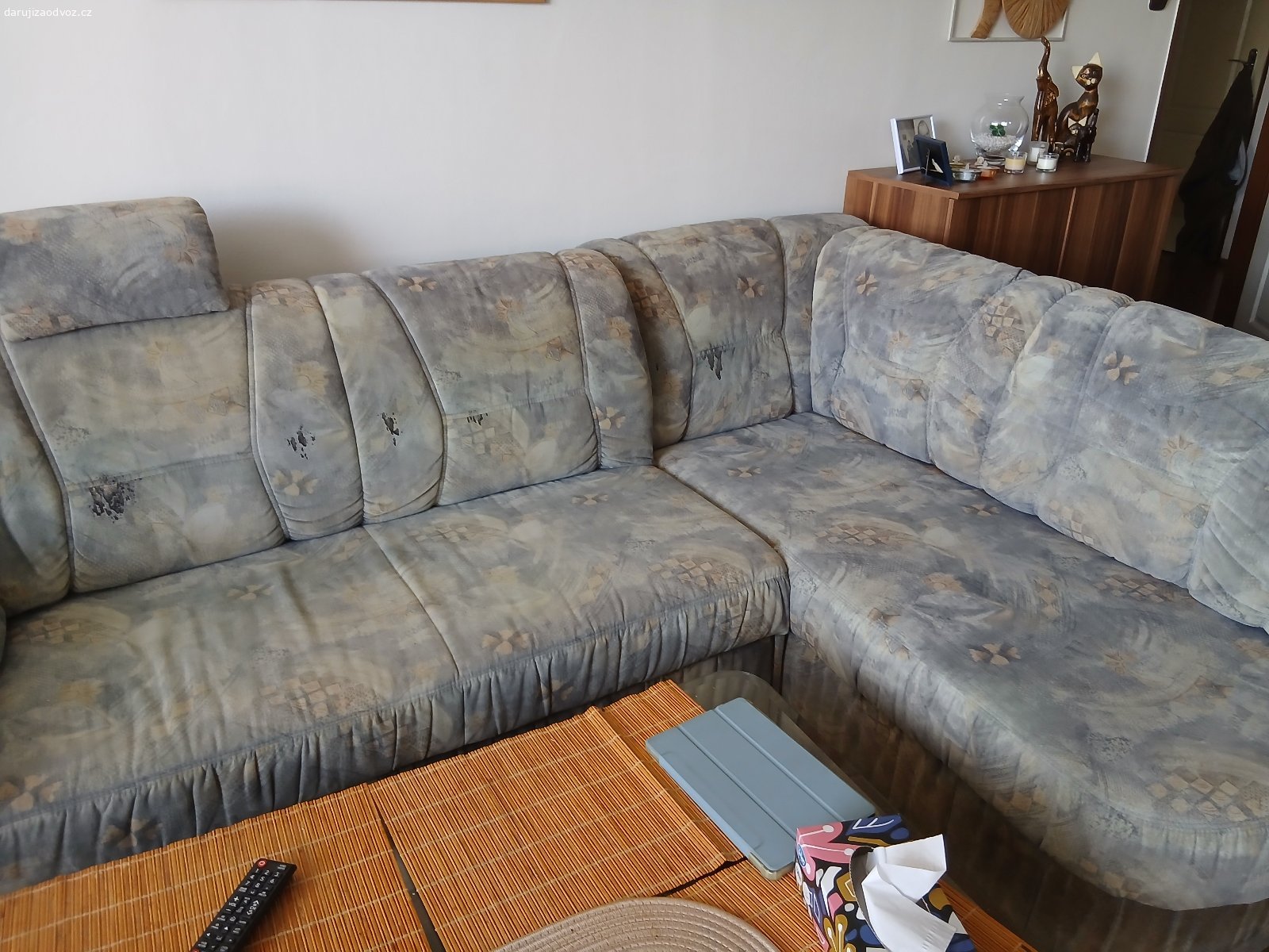 Daruji za odvoz rohovou sedačku. Sedačka je plně funkční. Rozkládací a úložný prostor bez vady.Ma mírně poškrábáné opěradlo od pejska . Vše je na fotografii.