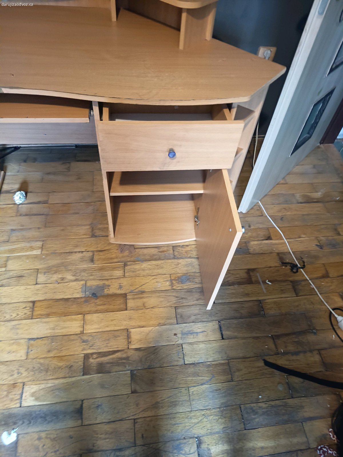 Daruji za odvoz rohový psací stůl. Daruji za odvoz rohový psací stůl 127x127x75. Používáním poškozená hrana horní plochy, ale nic hrozného. Na funkci nemá vliv.